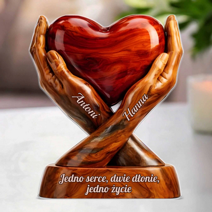 Personalizowane serce w dłoniach zakochanych – dekoracja akrylowa